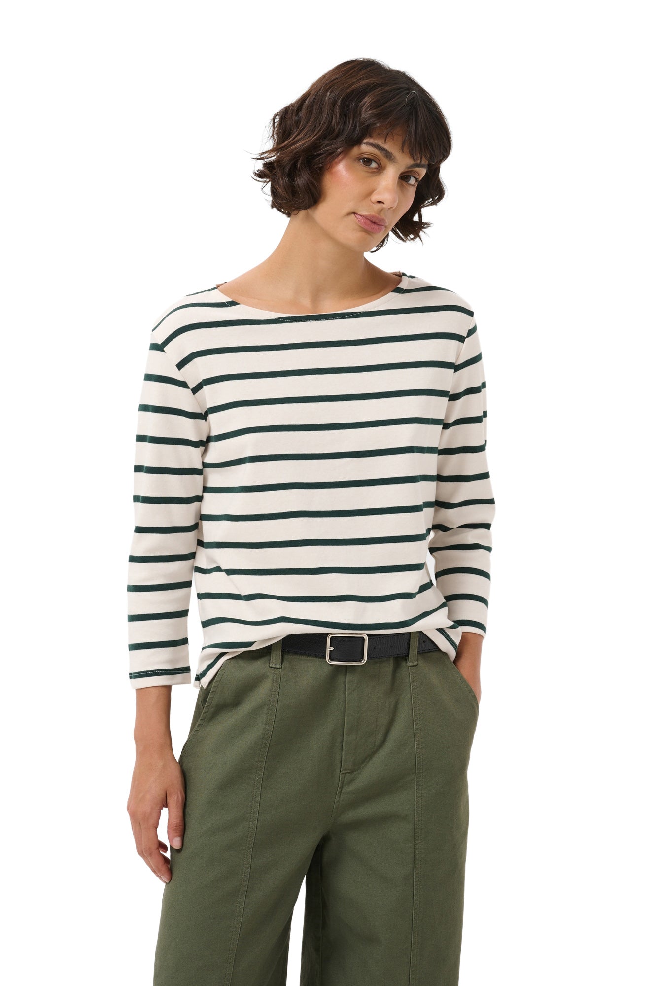 T-Shirt crème à manches longues, rayures vert foncé et col bateau pour femme par Part Two, vue de face sur mannequin