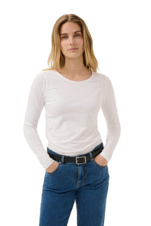 T-Shirt blanc à manches longues et encolure ronde pour femme par Part Two, vue de face sur mannequin