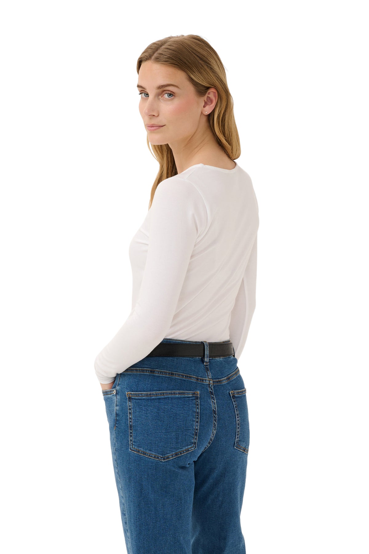 Vue arrière de biais du T-Shirt blanc à manches longues avec dos uni et manches ajustées pour femme par Part Two
