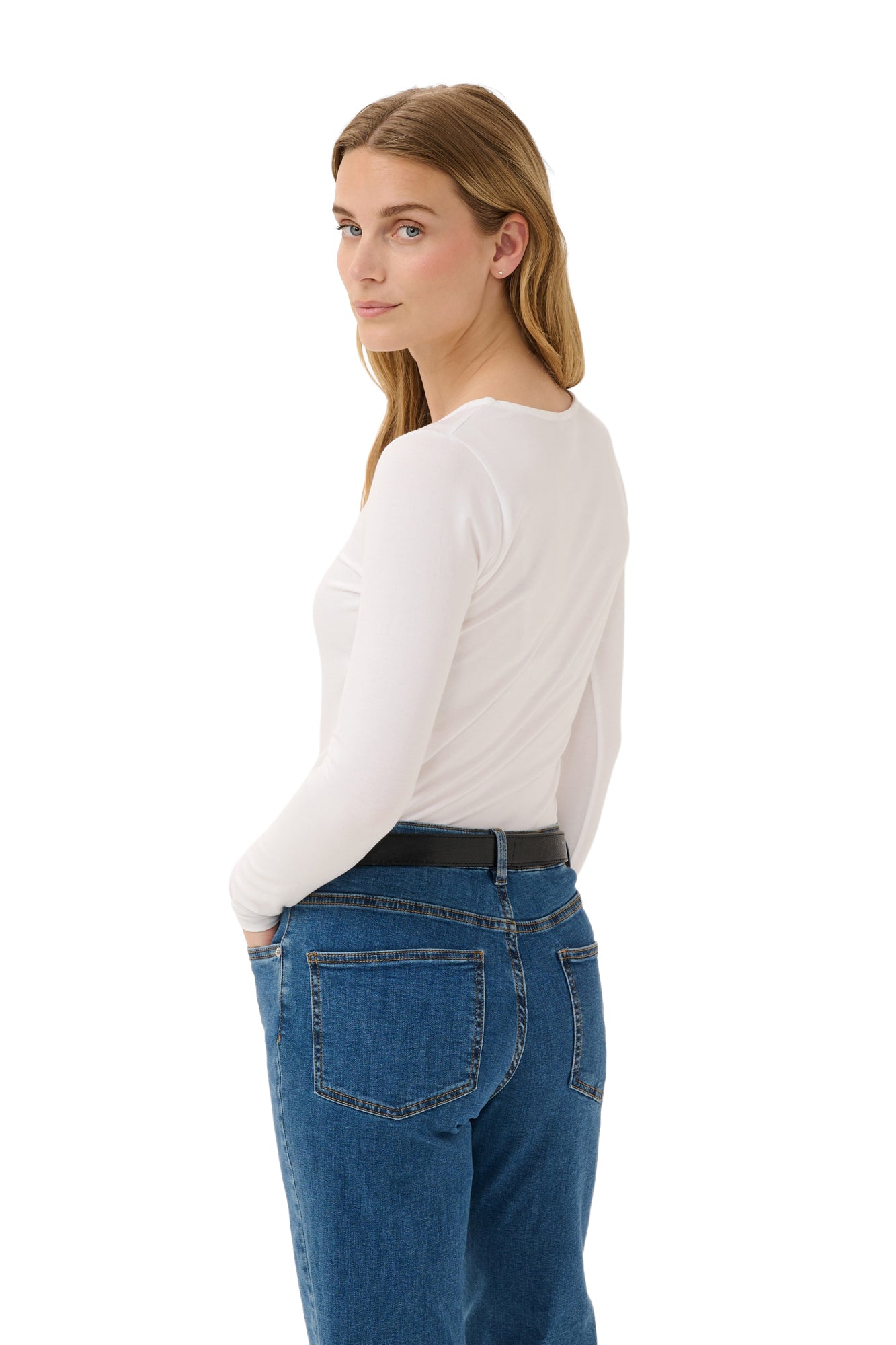 Vue arrière de biais du T-Shirt blanc à manches longues avec dos uni et manches ajustées pour femme par Part Two