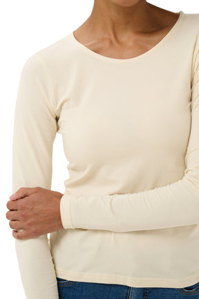 Détail du T-Shirt crème à manches longues montrant l’encolure ronde avec la manche et l’ourlet pour femme par Part Two