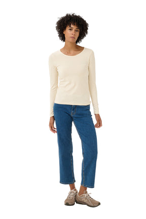 Vue pleine longueur de face du T-Shirt crème à manches longues porté avec un jean bleu pour femme par Part Two
