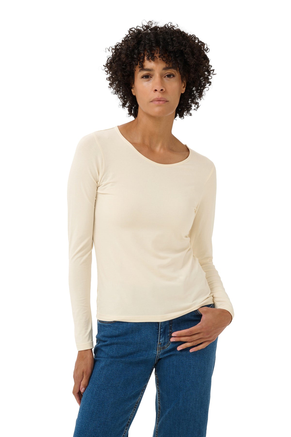 Vue de face sur mannequin d’un T-Shirt crème à manches longues avec encolure ronde pour femme par Part Two
