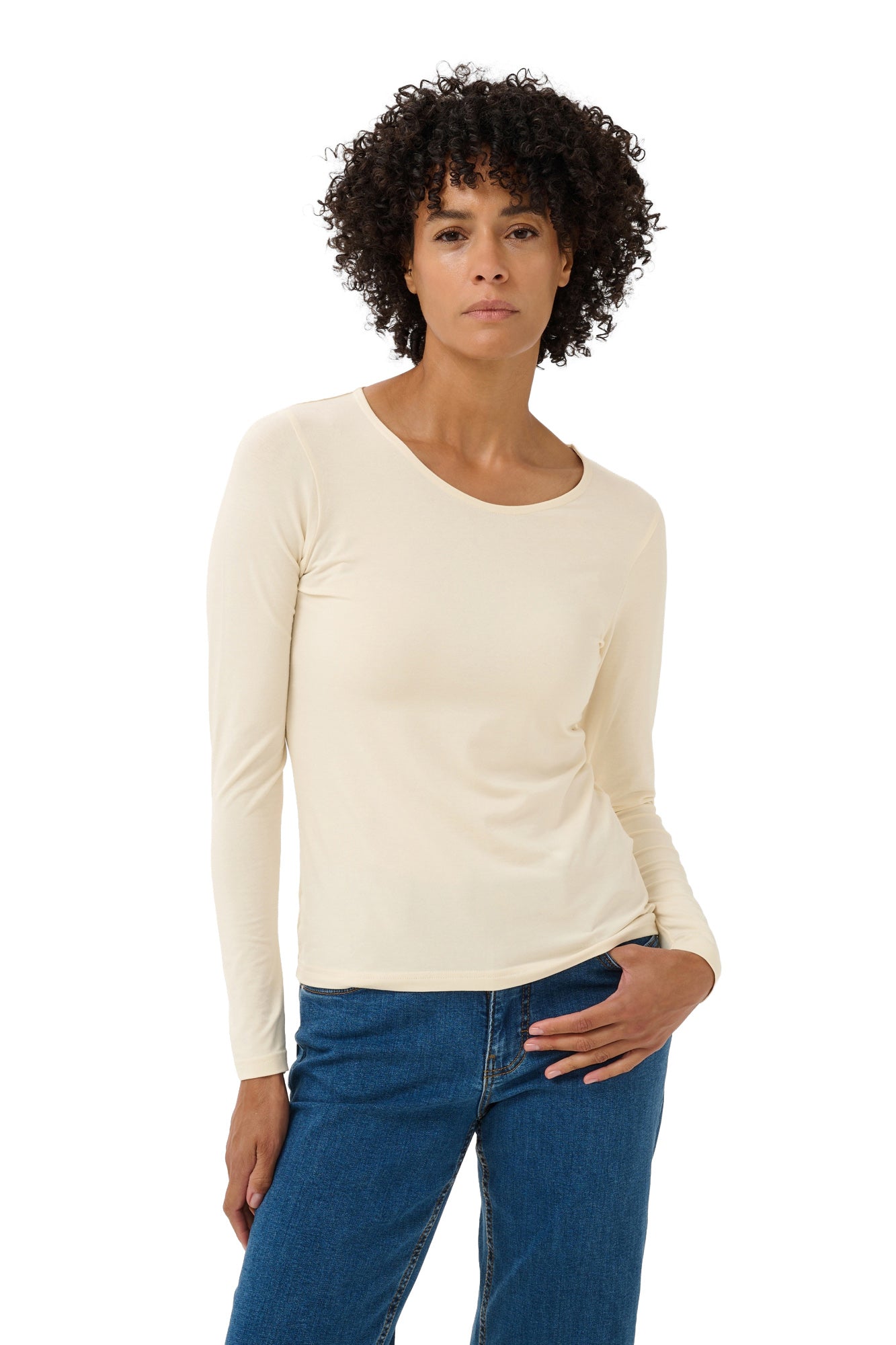 Vue de face sur mannequin d’un T-Shirt crème à manches longues avec encolure ronde pour femme par Part Two