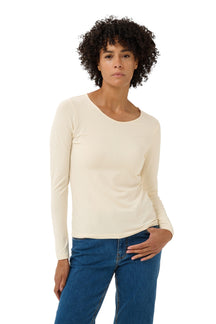 Vue de face sur mannequin d’un T-Shirt crème à manches longues avec encolure ronde pour femme par Part Two