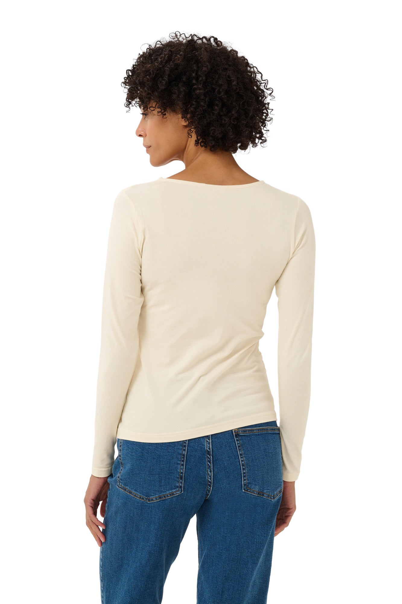 Vue arrière sur mannequin d’un T-Shirt crème à manches longues avec dos uni et ourlet droit pour femme par Part Two