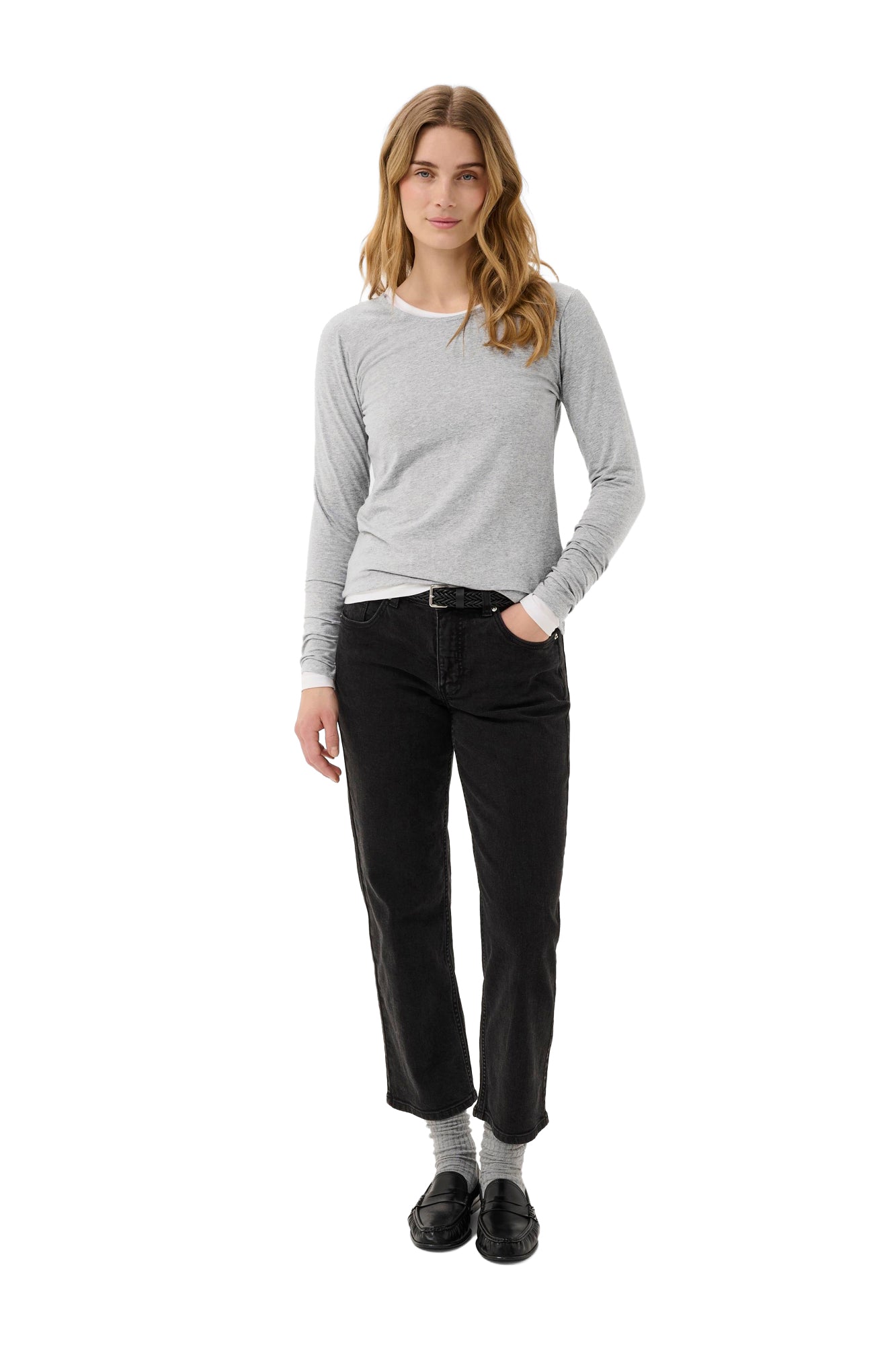 Vue de face plein pied du T-Shirt gris chiné à manches longues porté avec pantalon noir pour femme par Part Two