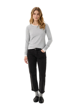 Vue de face plein pied du T-Shirt gris chiné à manches longues porté avec pantalon noir pour femme par Part Two