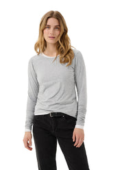 T-Shirt gris chiné à manches longues porté de face, avec encolure ronde et ourlet droit pour femme par Part Two