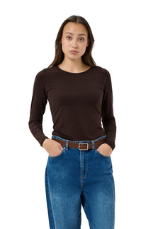 Vue de face du T-Shirt brun foncé à manches longues et col rond, porté avec un jean bleu pour femme par Part Two