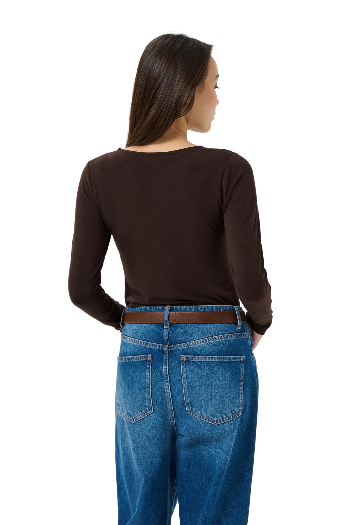 Vue arrière du T-Shirt brun foncé à manches longues, col rond et coupe près du corps pour femme par Part Two