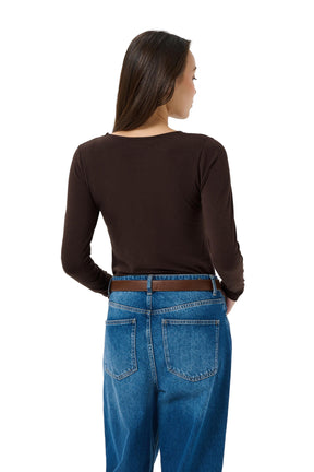 Vue arrière du T-Shirt brun foncé à manches longues, col rond et coupe près du corps pour femme par Part Two