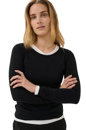 Vue rapprochée de face du T-Shirt noir à manches longues, couche blanche visible au col pour femme par Part Two