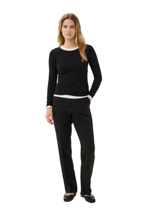 Vue de face plein pied du T-Shirt noir à manches longues porté avec un pantalon noir pour femme par Part Two