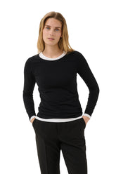 T-Shirt noir à manches longues, encolure ronde et coupe près du corps pour femme par Part Two, vue de face sur mannequin