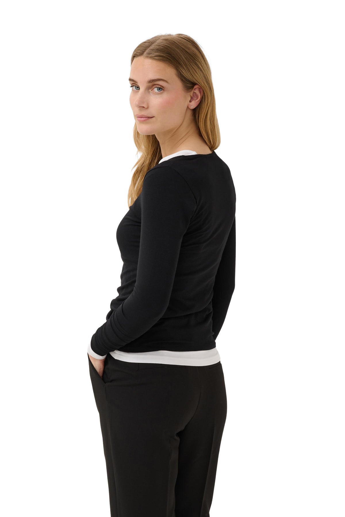Vue dos de trois quarts du T-Shirt noir à manches longues, tissu lisse et ourlet droit pour femme par Part Two