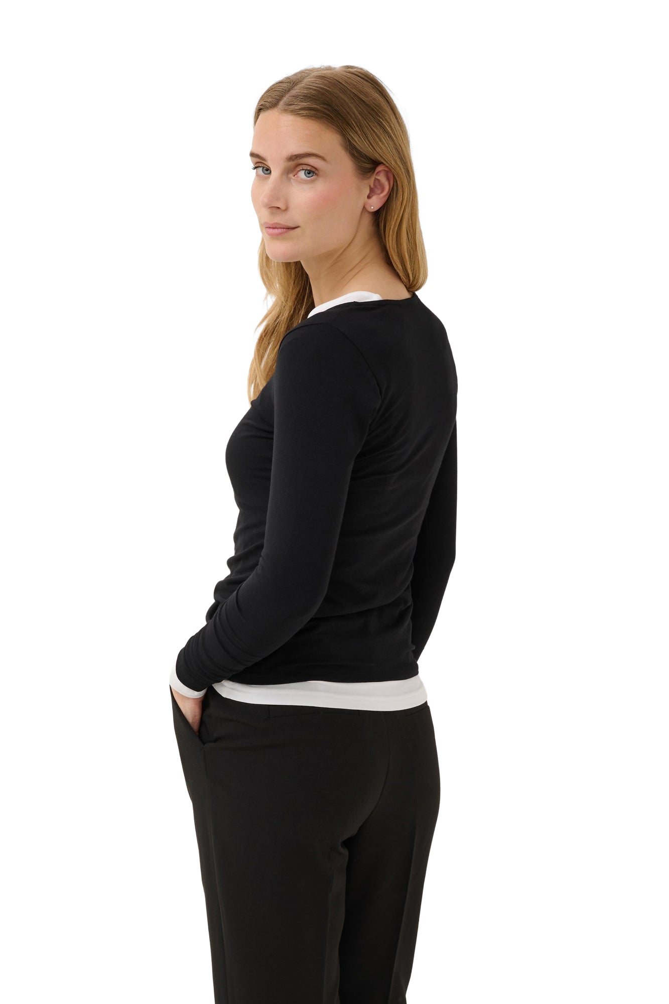 Vue dos de trois quarts du T-Shirt noir à manches longues, tissu lisse et ourlet droit pour femme par Part Two