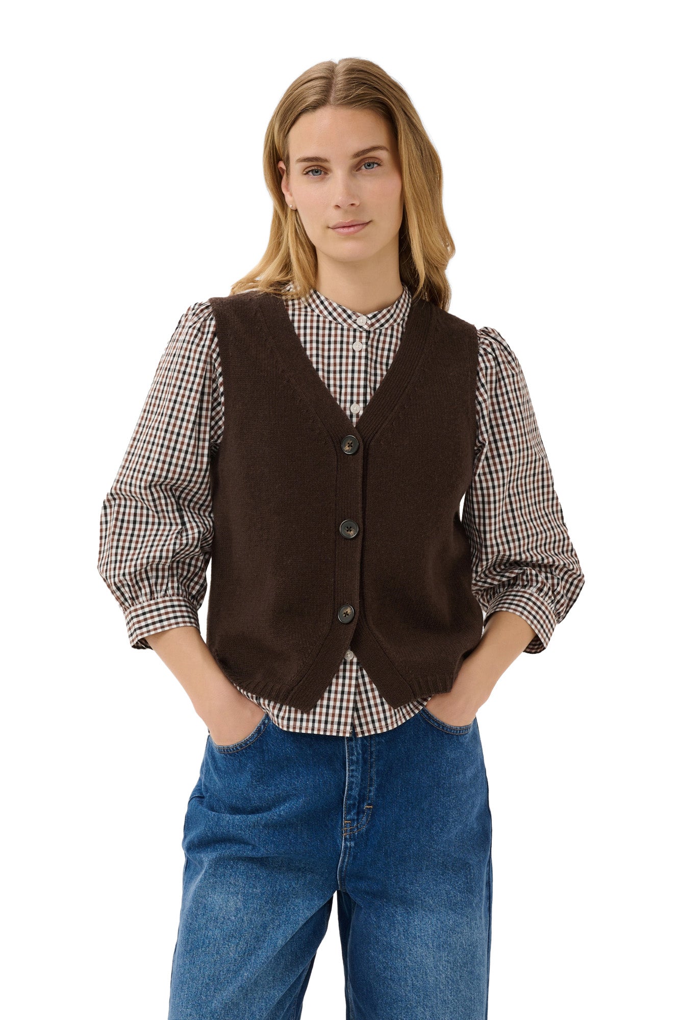 Veste en tricot brun foncé vue de face avec col en V, boutons et ourlet côtelé pour femme par Part Two