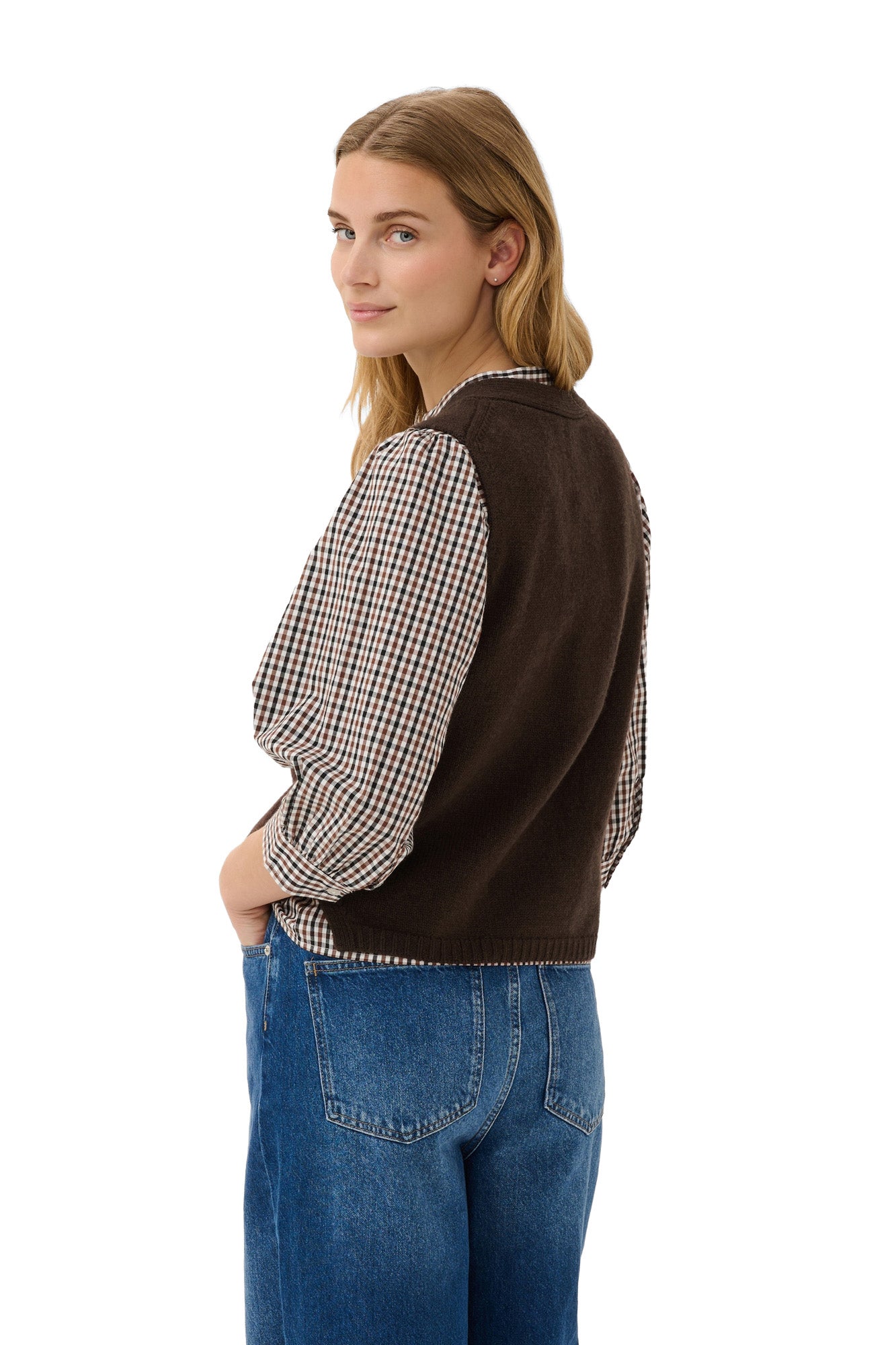 Vue arrière en angle de la veste en tricot brun foncé sans manches avec ourlet côtelé pour femme par Part Two