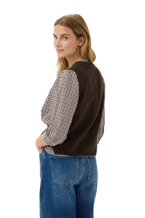 Vue arrière en angle de la veste en tricot brun foncé sans manches avec ourlet côtelé pour femme par Part Two