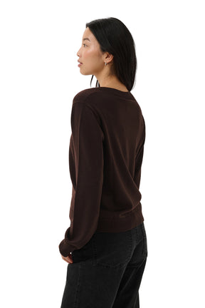 Vue arrière en angle d’un chandail manches longues en tricot brun foncé pour femme par Part Two