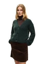 Cardigan en tricot vert foncé à col en V, ourlet côtelé et boutons noirs pour femme par Part Two, vue de face sur modèle