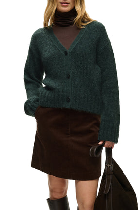 Cardigan en tricot vert foncé à col en V et boutons noirs pour femme par Part Two, vue de face sur modèle
