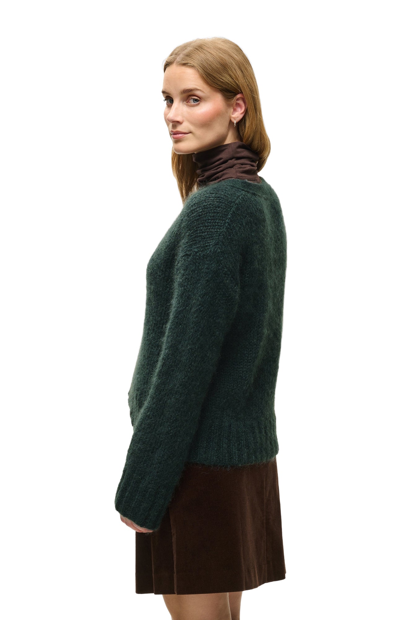 Vue de côté dos sur modèle du cardigan en tricot vert foncé avec manches longues et ourlet côtelé pour femme par Part Two