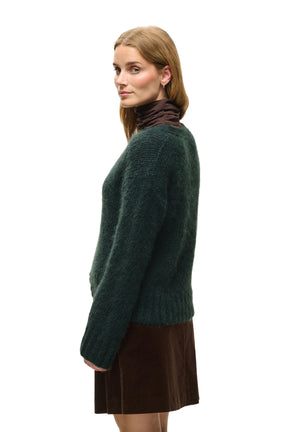 Vue de côté dos sur modèle du cardigan en tricot vert foncé avec manches longues et ourlet côtelé pour femme par Part Two