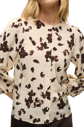 Détail avant de la blouse crème fleurie avec col rond, boutons et texture froissée pour femme par Part Two