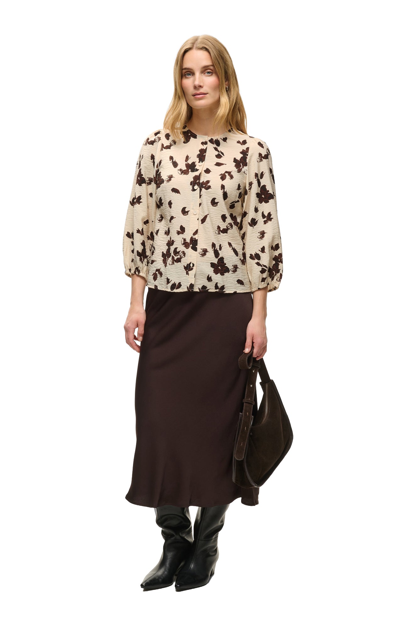 Vue avant pleine longueur de la blouse crème fleurie boutonnée, portée avec jupe foncée pour femme par Part Two