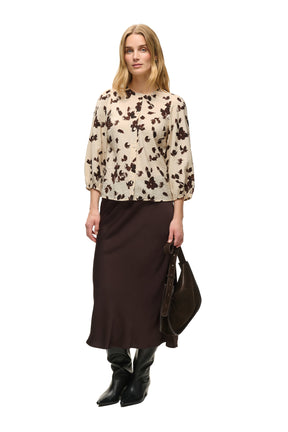 Vue avant pleine longueur de la blouse crème fleurie boutonnée, portée avec jupe foncée pour femme par Part Two