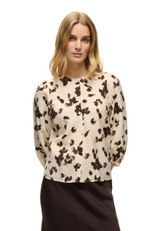 Vue avant sur mannequin de la blouse crème fleurie boutonnée à col rond et manches amples pour femme par Part Two