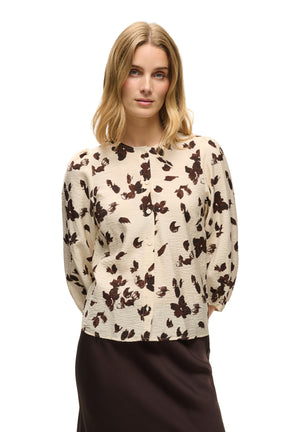 Vue avant sur mannequin de la blouse crème fleurie boutonnée à col rond et manches amples pour femme par Part Two