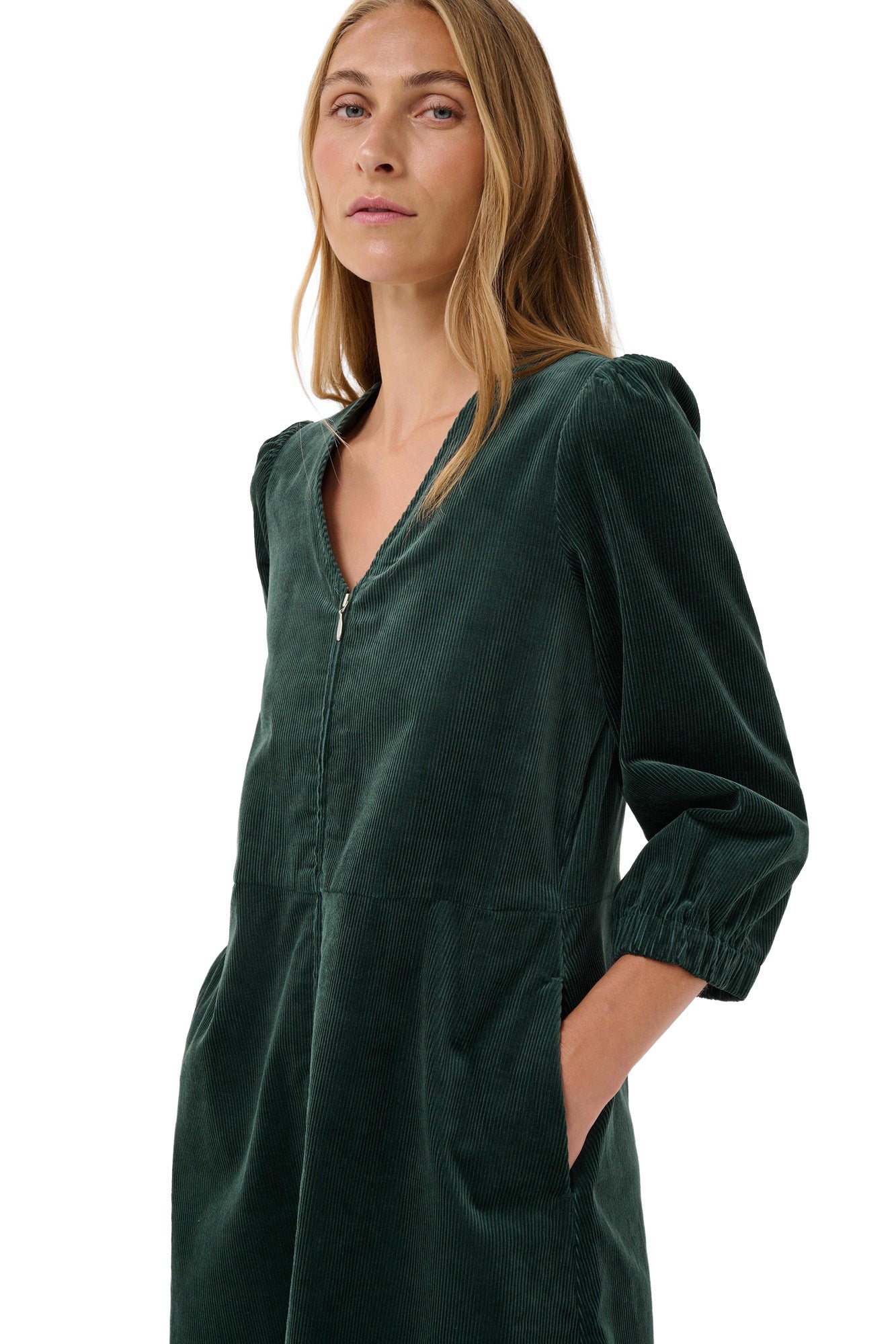 Vue rapprochée inclinée de la robe verte foncé en velours côtelé avec col en V et manche bouffante pour femme par Part Two