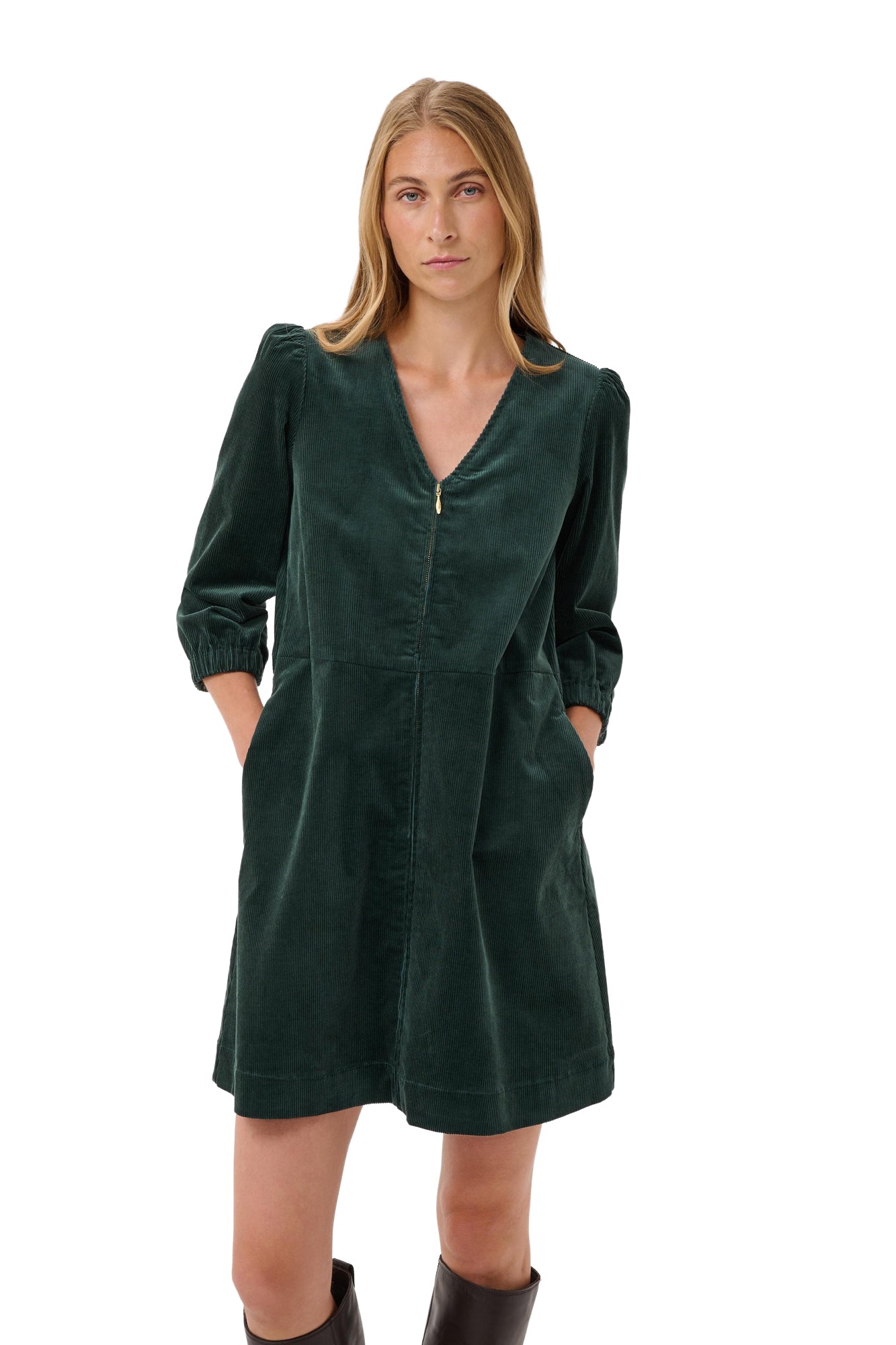 Robe verte foncé en velours côtelé sur mannequin, vue avant avec col en V et poches latérales pour femme par Part Two