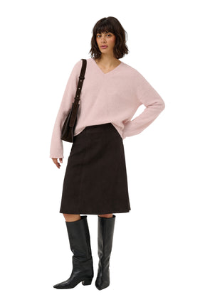 Vue avant pleine longueur du chandail manches longues en tricot rose pâle à col en V porté pour femme par Part Two
