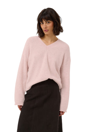 Chandail manches longues en tricot rose pâle avec col en V pour femme par Part Two, vue avant sur mannequin
