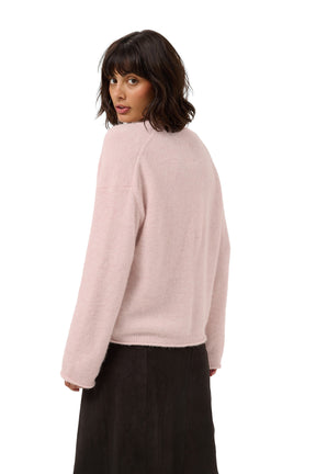 Vue arrière sur mannequin du chandail manches longues rose pâle duveteux avec épaules tombantes pour femme par Part Two