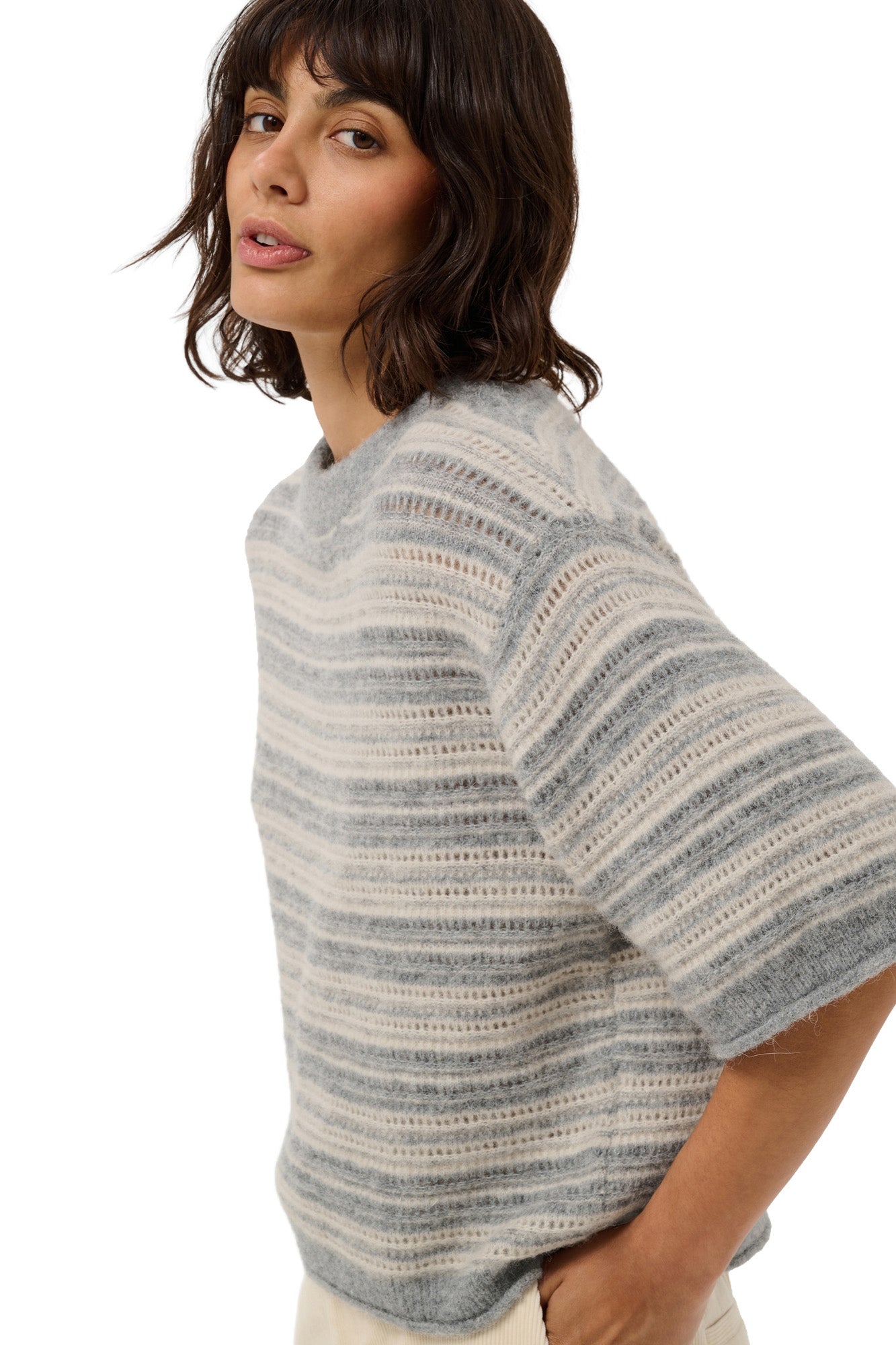 Vue rapprochée en angle du T-Shirt en tricot duveteux gris et crème à rangs ajourés pour femme par Part Two