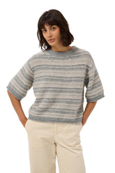 T-Shirt en tricot duveteux rayé gris et crème à bordures côtelées pour femme par Part Two, vue avant sur mannequin