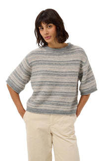 T-Shirt en tricot duveteux rayé gris et crème à bordures côtelées pour femme par Part Two, vue avant sur mannequin