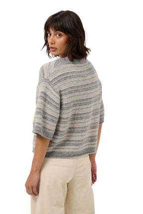 Vue arrière sur mannequin du T-Shirt en tricot duveteux gris et crème à manches courtes pour femme par Part Two