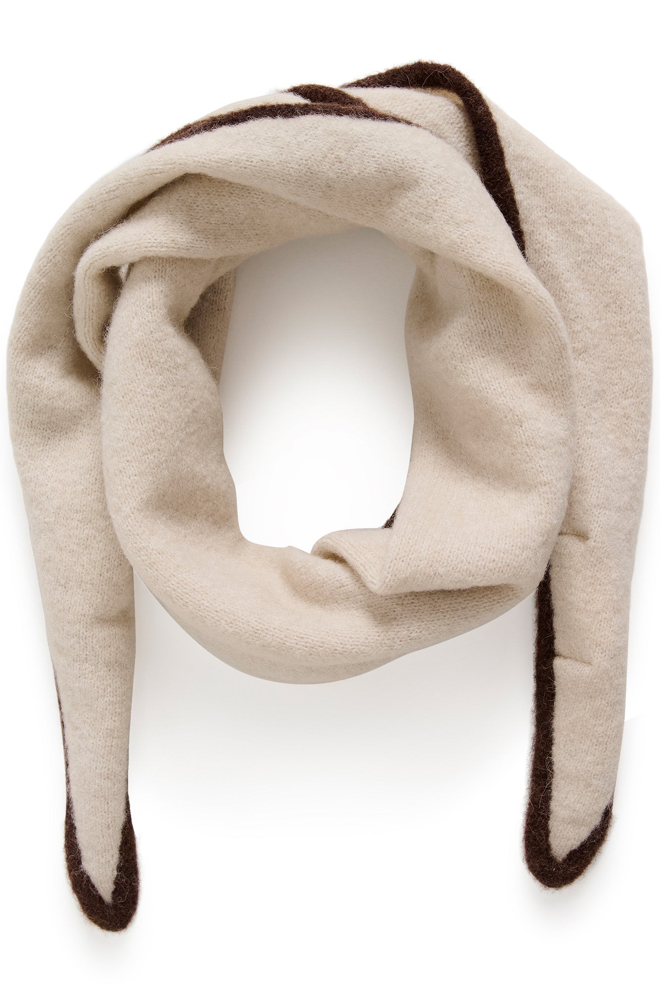 Foulard en tricot crème enroulé sur un cou, avec bordure brun foncé et bouts pointus, vue produit pour femme par Part Two
