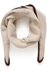 Foulard en tricot crème enroulé sur un cou, avec bordure brun foncé et bouts pointus, vue produit pour femme par Part Two