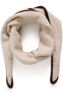 Foulard en tricot crème enroulé sur un cou, avec bordure brun foncé et bouts pointus, vue produit pour femme par Part Two