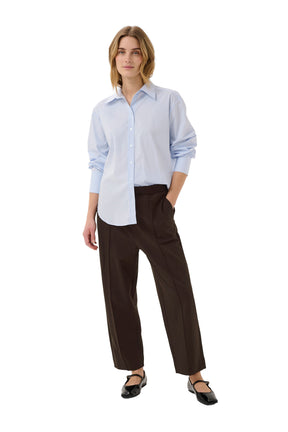 Vue en angle du pantalon brun foncé écourté avec poche latérale et couture devant pour femme par Part Two
