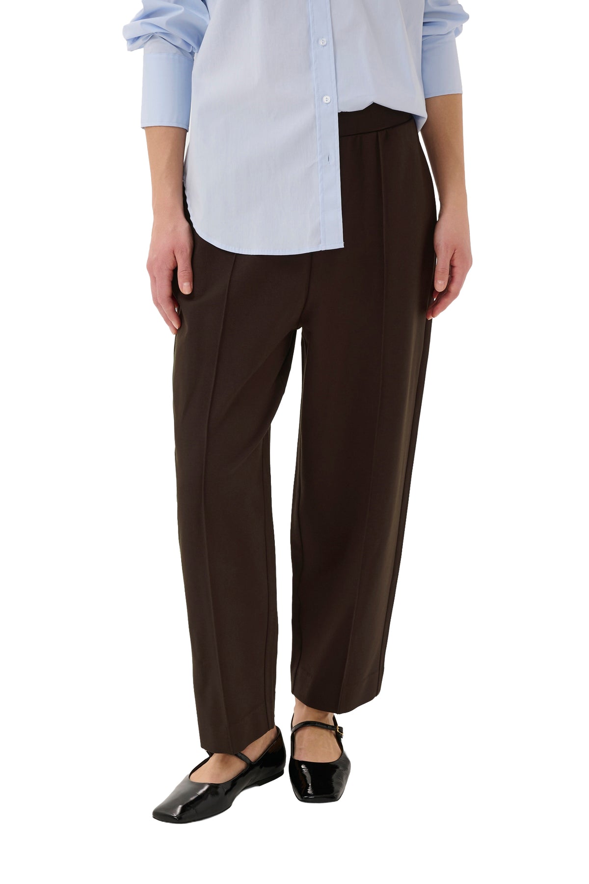 Pantalon brun foncé à enfiler, jambe fuselée écourtée et coutures verticales pour femme par Part Two, vue de face