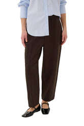 Pantalon brun foncé à enfiler, jambe fuselée écourtée et coutures verticales pour femme par Part Two, vue de face