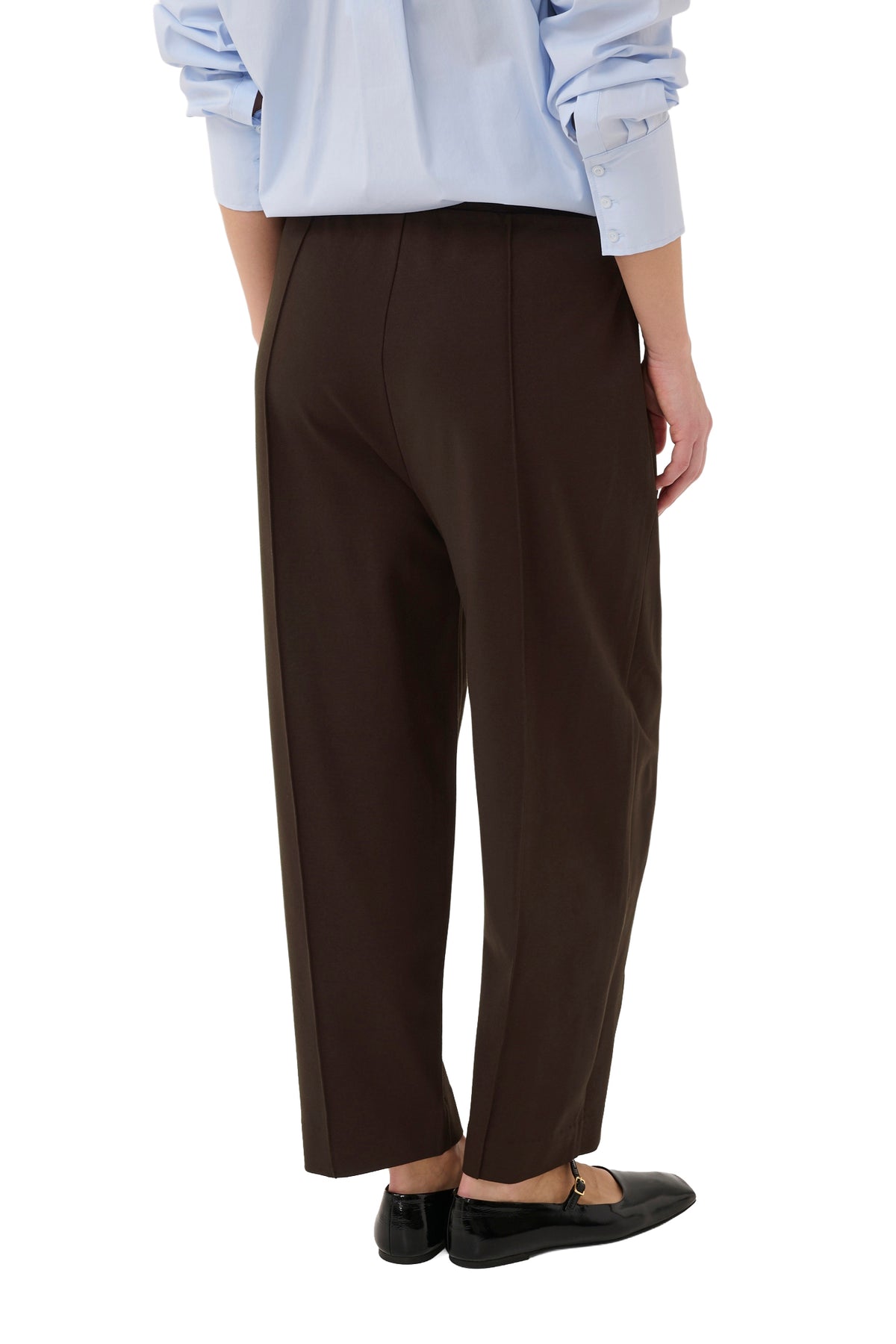 Vue arrière du pantalon brun foncé écourté avec taille à enfiler et coutures verticales pour femme par Part Two